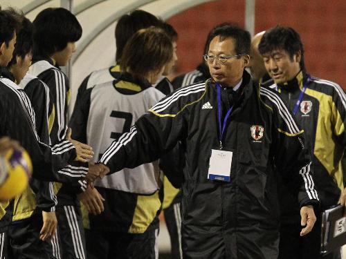 ＜イエメン・日本＞イエメンに逆転勝ちし、試合後、選手と握手する岡田武史監督（右から２人目）