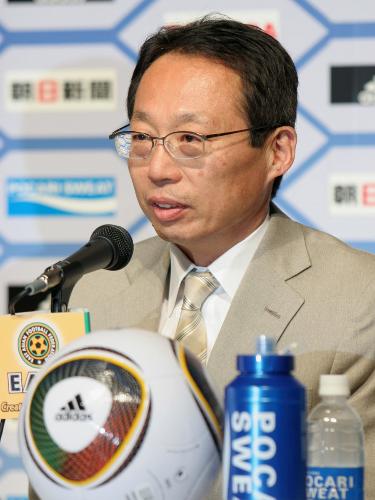 記者会見で東アジア選手権への抱負を語るサッカー日本代表の岡田監督