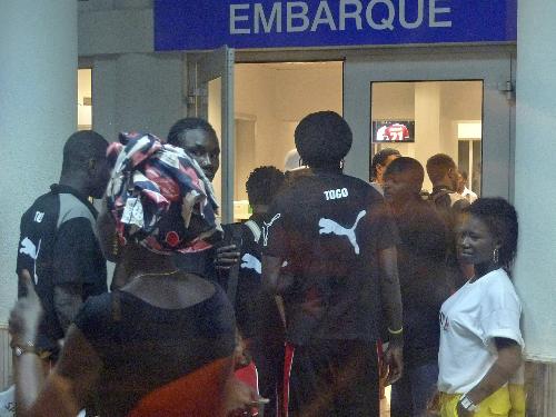 １０日、アンゴラのカビンダ空港から出発するトーゴ代表の選手たち