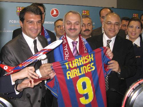 調印式に臨むバルセロナのラポルタ会長（左）とトルコ航空のコット次期ＣＥＯ（中央）ら
