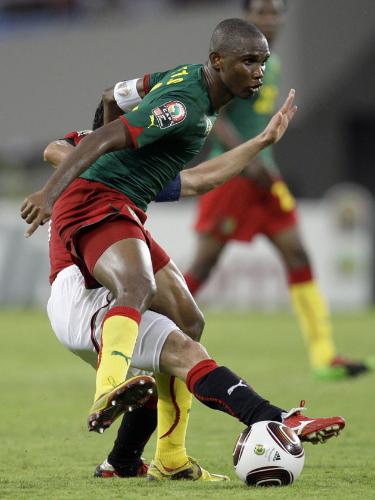 アフリカ選手権準々決勝のエジプト戦でタックルを受けるカメルーンのエトオ
