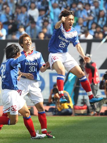 ＜横浜・川崎Ｆ＞前半８分、先制ゴールを決めた横浜・中村俊輔（右）は飛び上がってガッツポーズ