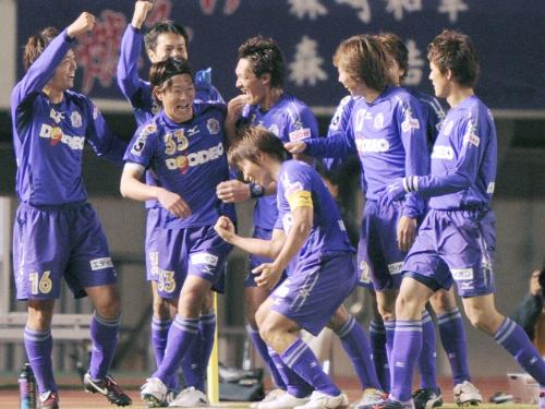 広島―ＦＣ東京　後半２３分、決勝ゴールを決め喜ぶ山崎（左から２人目）と広島イレブン