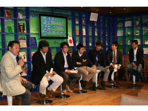 「ＳＡＭＵＲＡＩ　ＢＬＵＥ　ＣＡＦＥ」で行われた「スポーツ６紙記者座談会」に参加した司会の松木安太郎氏（左）、本紙・砂田隆志記者（右から２番目）
