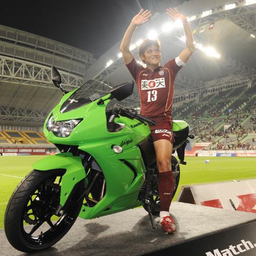 ＜神戸・磐田＞マン・オブ・ザ・マッチに選ばれた神戸・大久保は、賞品のバイク「をゲット。早速またがり、サポーターの声援に応える