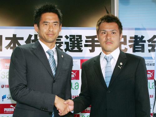 サッカーＷ杯日本代表に選出され健闘を誓う磐田の川口能活（左）と駒野友一