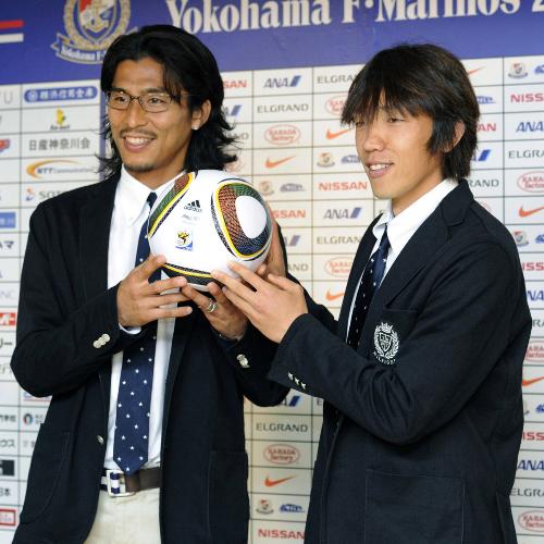Ｗ杯の日本代表に選ばれ、大会の公式球を手に健闘を誓う横浜の中沢佑二（左）と中村俊輔