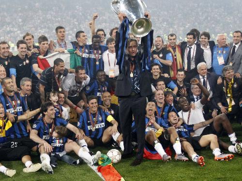 ３度目の欧州制覇を果たし トロフィーを掲げて喜ぶインテル ミラノのモウリーニョ監督とイレブンら スポニチ Sponichi Annex サッカー