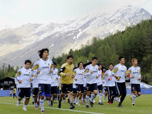 合宿地のスイス ザースフェーでトレーニングを開始したサッカー日本代表イレブン スポニチ Sponichi Annex サッカー