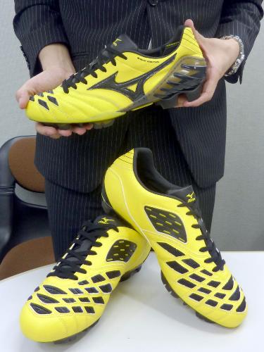 日本代表の本田圭佑選手着用モデルのスパイク「イグニタス」シリーズ 