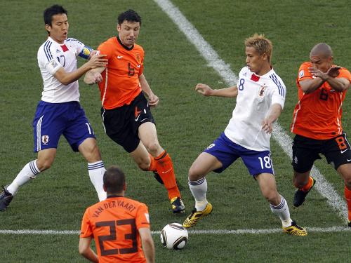 日本 オランダ ボールを争う日本の本田 右から２人目 オランダのファンボメル 左から２人目 長谷部 左 ら スポニチ Sponichi Annex サッカー
