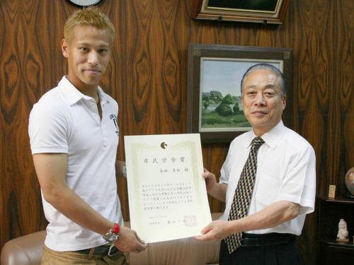 森山一正大阪府摂津市長（右）から市民栄誉賞を受ける本田圭佑選手