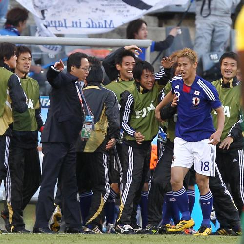 カメルーン戦の前半、先制ゴールを決めた本田圭佑（右から２人目）を祝福する日本ベンチ