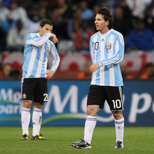 ＜アルゼンチン・ドイツ＞試合中、厳しい表情を見せるメッシ（右）