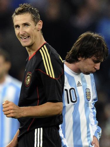＜アルゼンチン・ドイツ＞後半、ゴールを決めて喜ぶクローゼ（左）の横で、うつむくメッシ