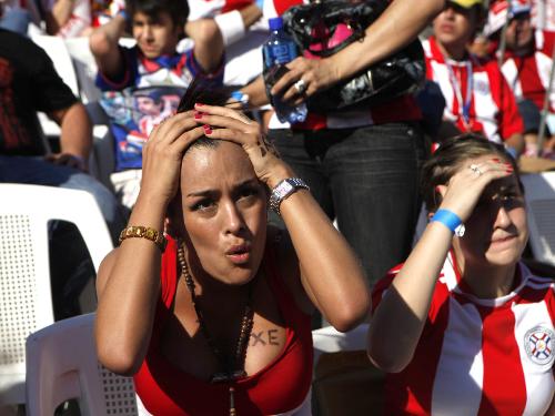 ＜スペイン・パラグアイ＞パラグアイ代表が敗れて頭を抱えるラリッサ・リケルメさん