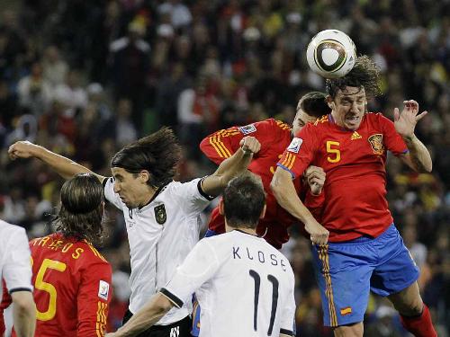 スペイン ドイツ ｃｋを頭で叩き込み決勝ゴールを挙げるスペイン代表 プジョル ５ スポニチ Sponichi Annex サッカー