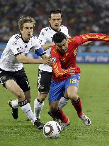 スペイン ドイツ ドイツｄｆ陣をドリブルで切り裂くスペイン代表 ペドロ １８ スポニチ Sponichi Annex サッカー