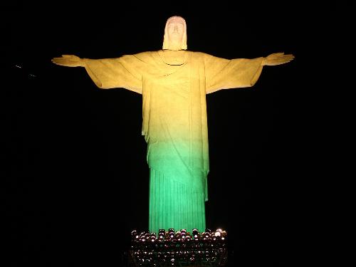 ブラジルの国旗色にライトアップされたリオデジャネイロ・コルコバードの丘の巨大キリスト像