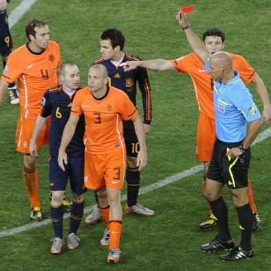 オランダ―スペイン　延長後半、ラフプレーによる２回目の警告で退場となったオランダのハイティンハ（３）