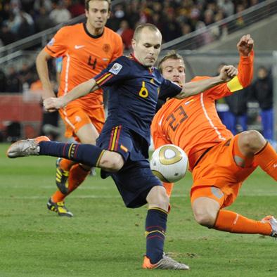 オランダ―スペイン　延長後半、決勝のゴールを決めるスペインのイニエスタ（６）