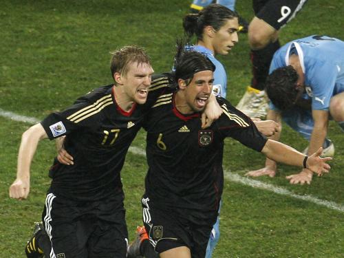 ＜ドイツ・ウルグアイ＞ゴールを決めて喜ぶケディラ（右）とメルテザッカー