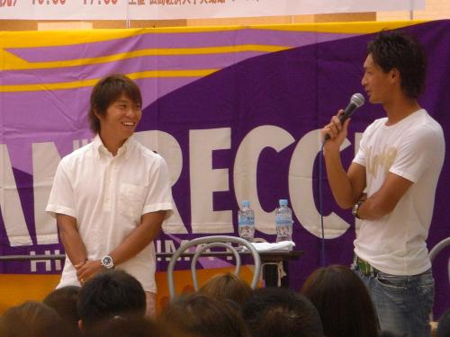 ディナモ・ザグレブからオファーを受けた佐藤（左）は、広島市内の行われたイベントに槙野と参加