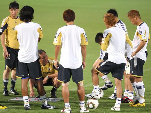 本田（右端）ら選手にホワイトボードを使い指導をする原監督代行（左から３人目）