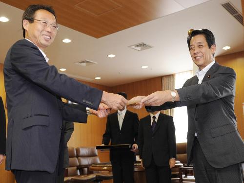 川端文科相（右）から参与の辞令を交付されるサッカー日本代表前監督の岡田武史氏