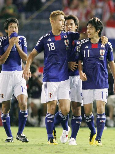 ＜日本・パラグアイ＞後半、ゴールを決めて本田（１８）に祝福される香川（１１）。後ろは中村（左）と岡崎（右