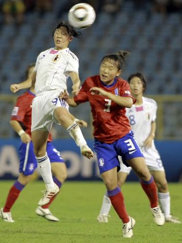 ＜日本・韓国＞韓国選手とヘッドで競り合うＭＦ川島はるな（左）