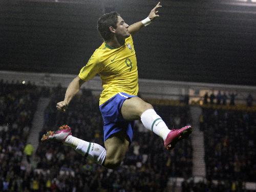 ＜ブラジル・ウクライナ＞後半、ゴールを決めたパトは、ジャンプして喜びを表現