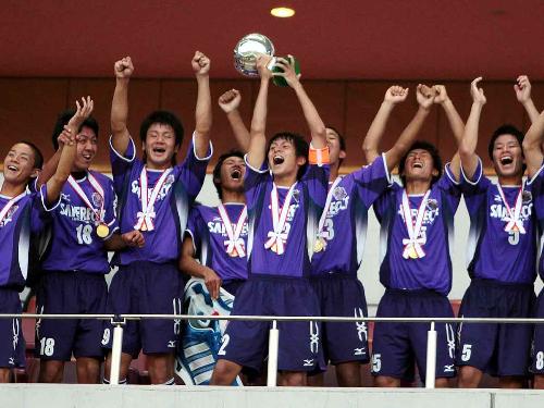 ＜全日本ユース決勝　広島・ＦＣ東京＞表彰台の広島イレブンは２得点のＤＦ越智がカップを掲げる