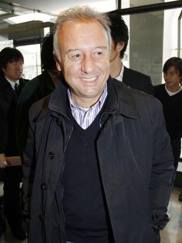 一時帰国のためイタリアに向かうサッカー日本代表のザッケローニ監督
