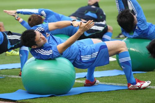 ＜アジア杯日本代表練習＞バランスボールを使ったトレーニングを行う吉田