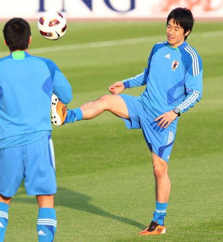 ＜アジア杯日本代表練習＞ボールを使い練習する香川