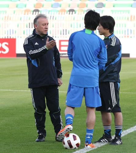 ＜アジア杯日本代表練習＞練習前、香川（右から２人目）と話し込むザッケローニ監督