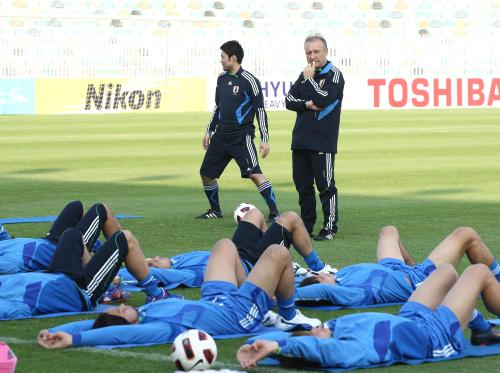 ＜アジア杯日本代表練習＞イレブンの練習をみつめるザッケローニ監督