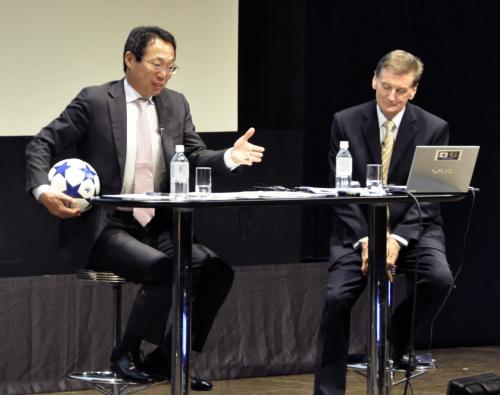 「フットボールカンファレンス」で討論する日本代表の岡田武史前監督（左）