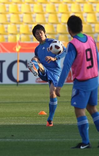 ＜アジア杯日本代表練習＞ピッチの感触を確かめるようにボールを蹴る香川