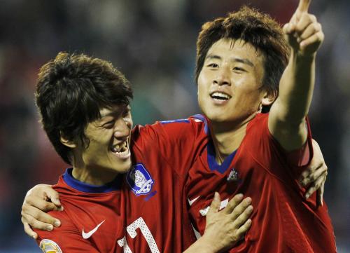 バーレーン戦でゴールを挙げ、チームメートに祝福される韓国のＭＦ具滋哲（右）
