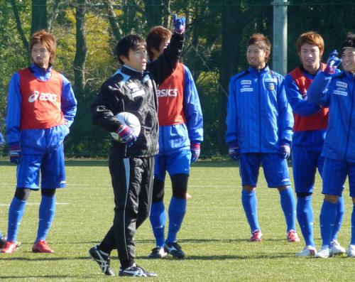 川崎Ｆの全体練習で選手に指示を与える相馬直樹新監督（左から２人目）