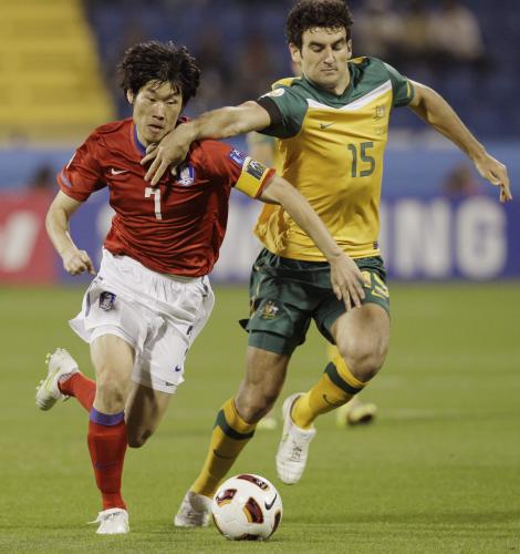 オーストラリア 韓国 競り合う韓国の朴智星 左 とオーストラリアのジェディナク スポニチ Sponichi Annex サッカー