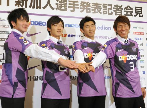 広島に新加入した（左から）井波靖奈、鮫島晃太、水本裕貴、西岡大輝の各選手