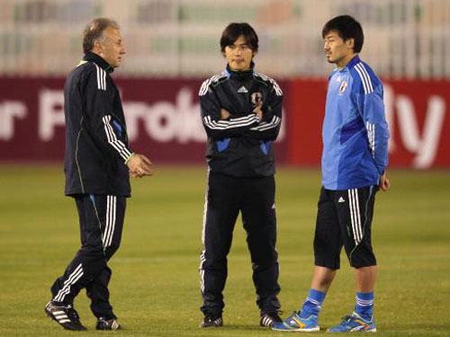 ＜アジア杯日本代表練習＞ザッケローニ監督（左）と話す松井