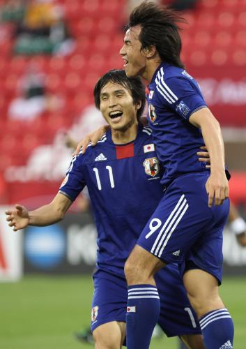 ＜日本・サウジアラビア＞前半１３分、２点目のゴールを決め喜ぶ岡崎。左は前田
