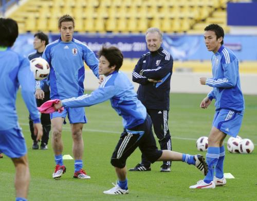 準々決勝のカタール戦に向けた公式練習で、調整する（左から）本田圭、内田ら。右から２人目はザッケローニ監督