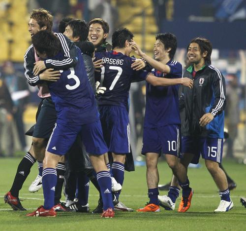 ＜日本・カタール＞逆転勝利を喜び合う香川（右から２人目）ら選手たち