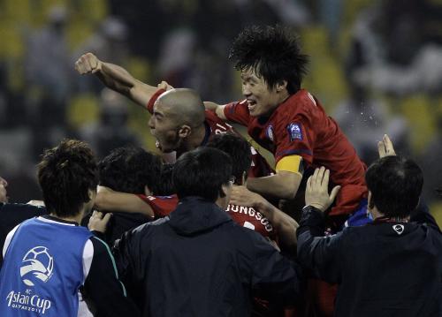 ＜韓国・イラン＞延長前半、ユン・ビッカラムの先制ゴールを喜ぶ韓国代表のパク・チソン（右上）とチャ・ドゥリ（同左）