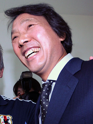 公式会見の際、日本代表・ザッケローニ監督（左）と笑顔で握手する韓国・趙広来監督